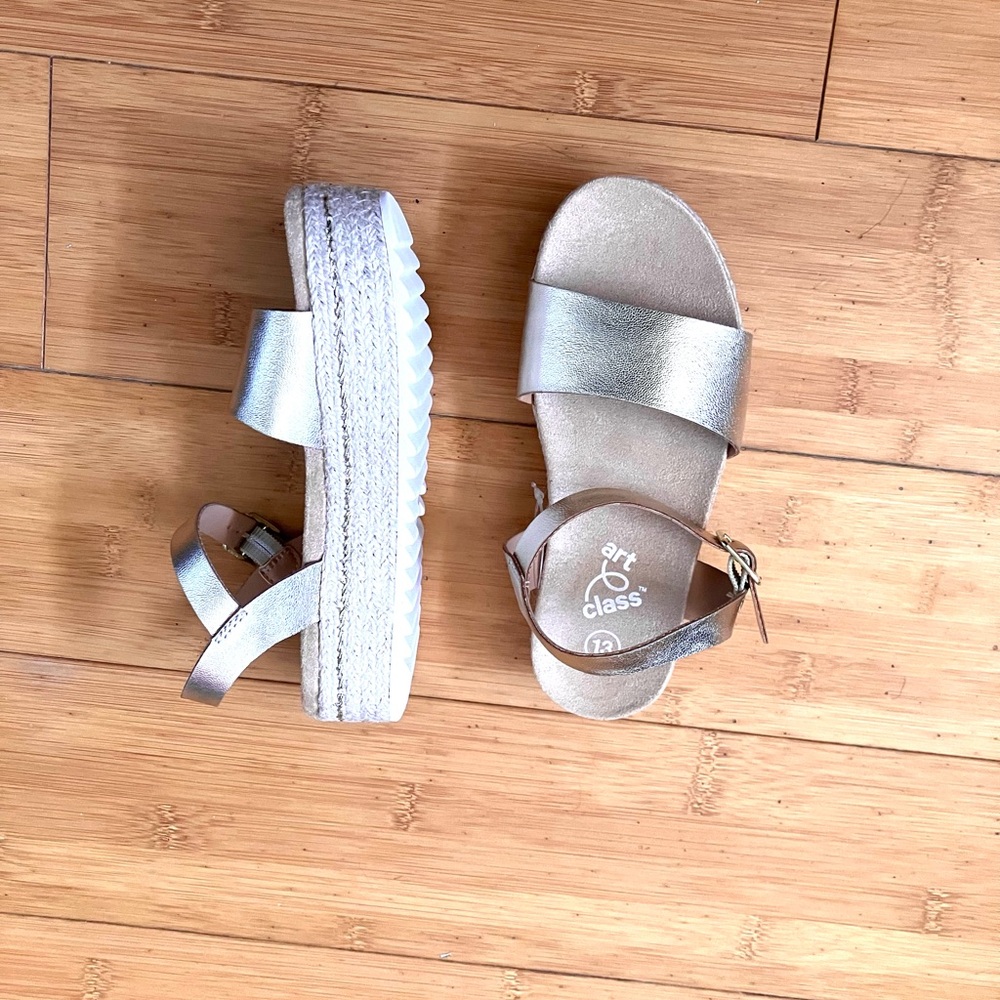 NWT Girls Size 2 Youth Art Class Gold Platform Sandals Shoes